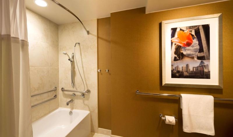 Queen Room with Bath Tub - Mobility Access/Non-Smoking image 2