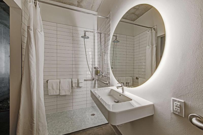King Room with Roll-In Shower - Mobility Access image 2