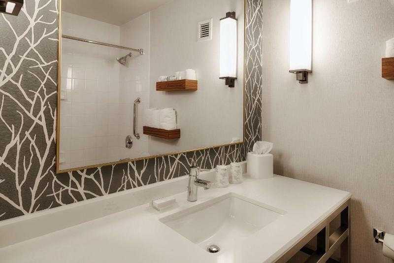 One-Bedroom King Suite with Sofa Bed image 1
