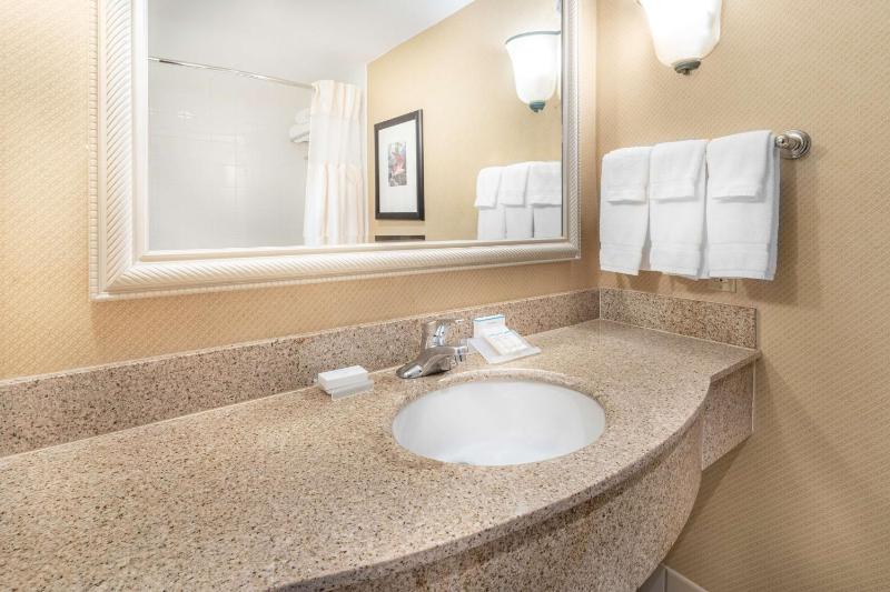 Queen Room with Two Queen Beds - Hearing Accessible with Bathtub image 2