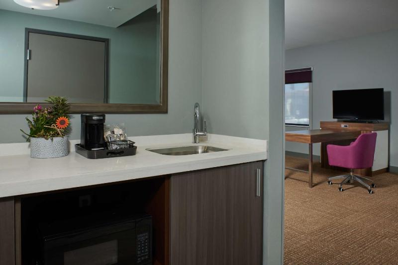 One-Bedroom King Suite - Non-Smoking image 3