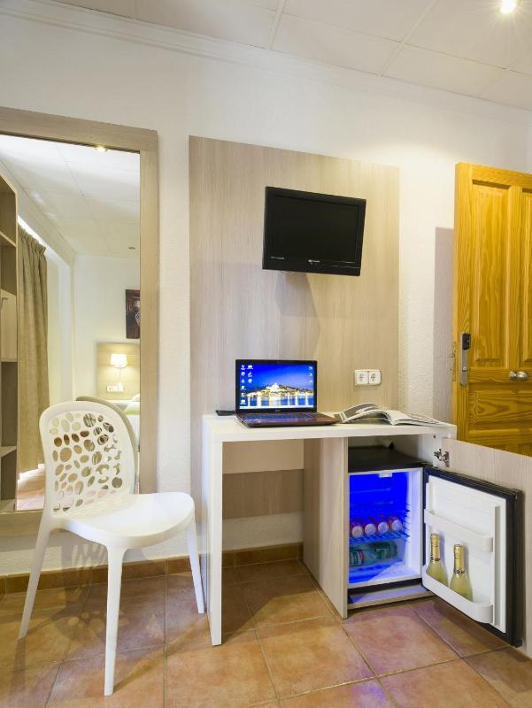 Twin Room with Balcony image 2