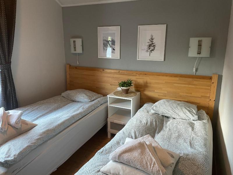 Economy Twin Room with Shared Bathroom image 1