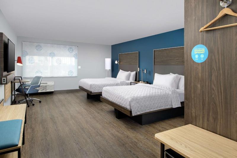 Queen Room with Two Queen Beds and Accessible Tub - Mobility Access image 4