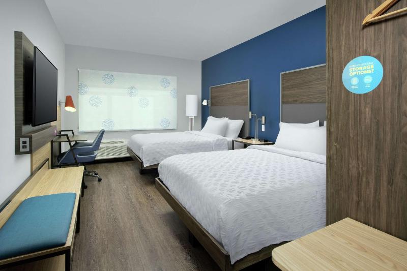 Queen Room with Two Queen Beds image 3