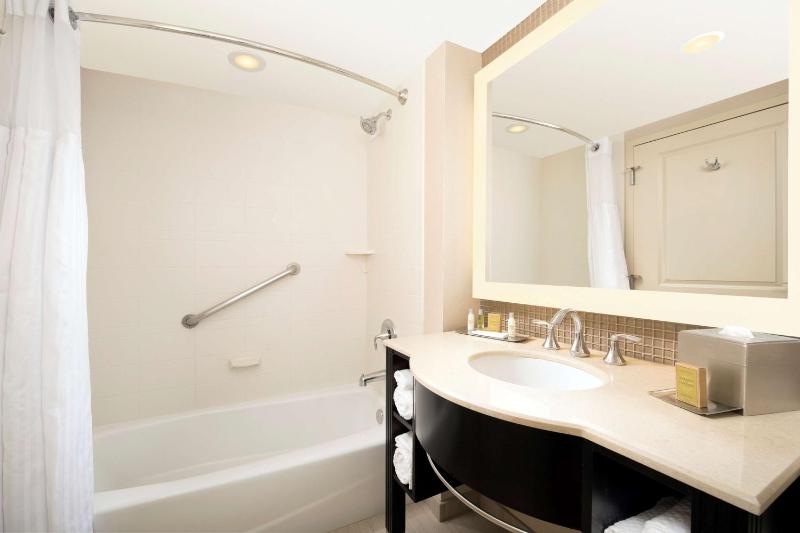 Executive Queen Room with 2 Queen Beds - Non-Smoking image 2