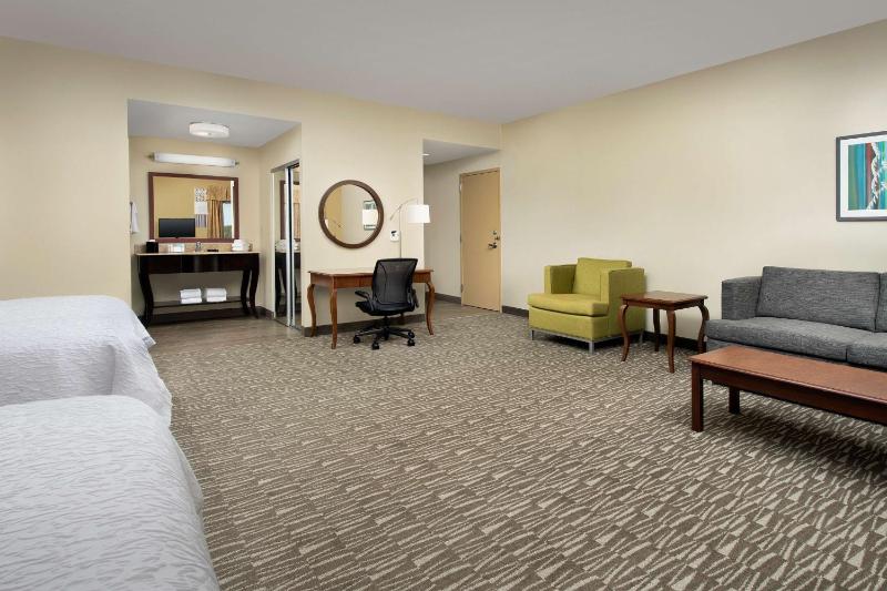 Queen Studio Suite with Two Queen Beds and Sofa Bed - Non-Smoking image 3