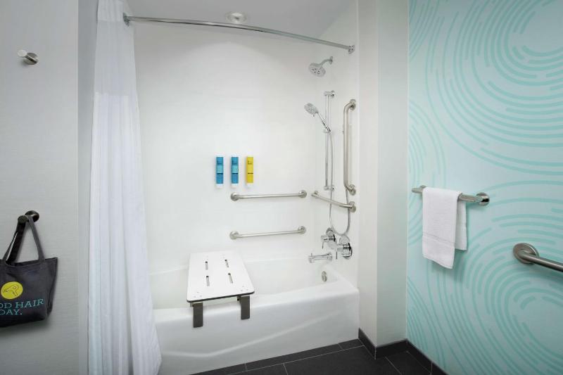 Queen Room with Two Queen Beds - Mobility Access image 2