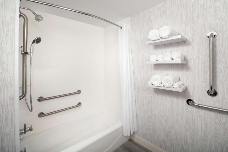 King Room with Roll-in Shower - Mobility Accessible/Non-Smoking image 4
