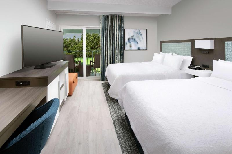 Queen Room with Two Queen Beds - Non-Smoking image 4