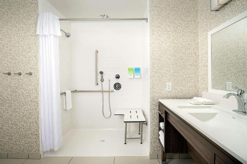 King Studio with Roll-In Shower - Disability Access/Non-Smoking image 2