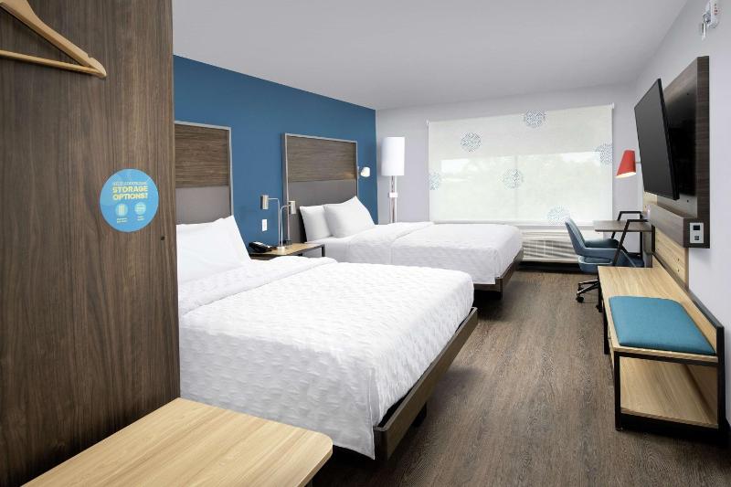 Queen Room with Two Queen Beds - Mobility and Hearing Access image 3