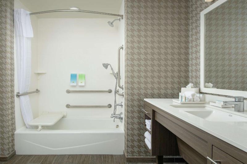 Queen Studio with Two Queen Beds - Mobility Access/Non-Smoking image 2