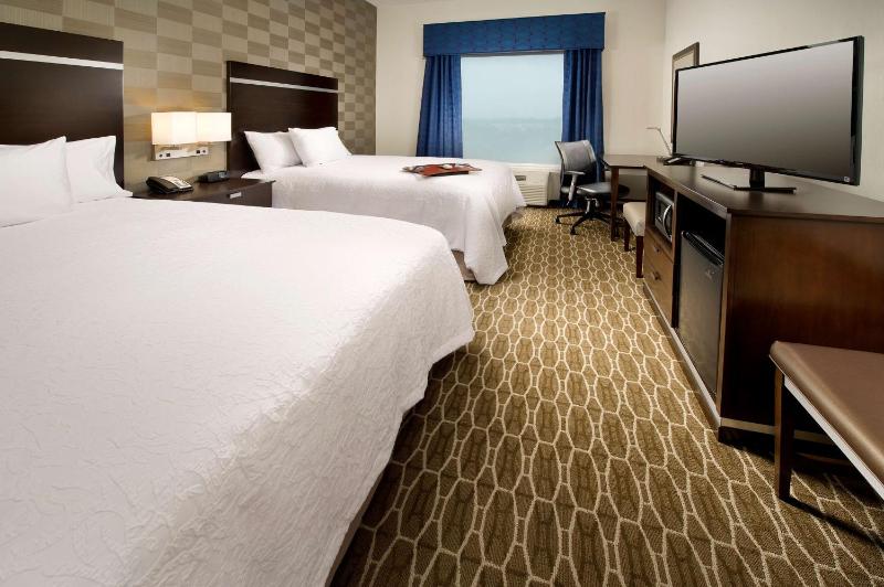 Queen Room with Two Queen Beds - Hearing Access/Non-Smoking image 4