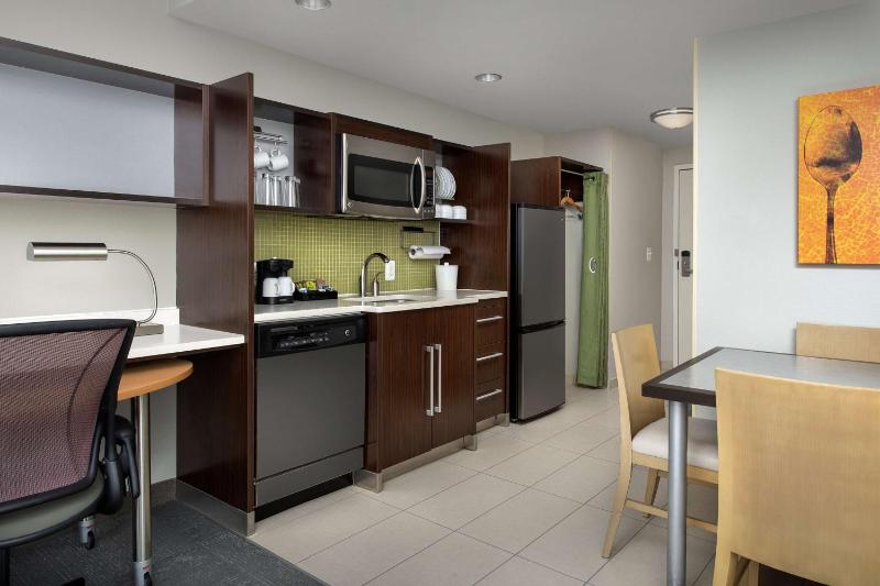One-Bedroom King Suite - Non-Smoking image 3