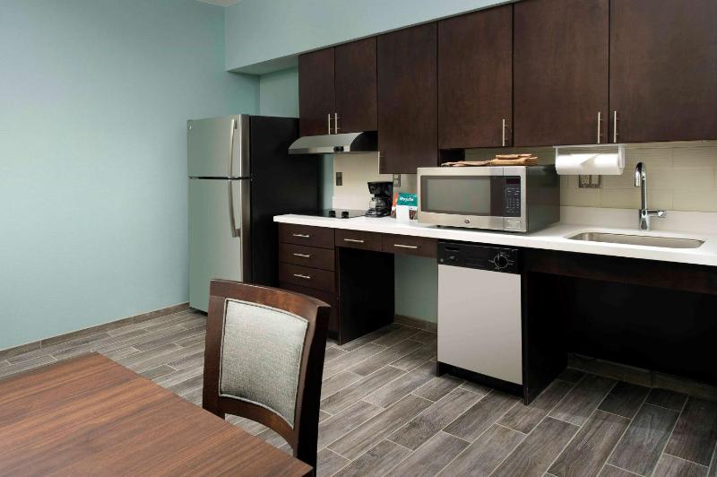 King Studio with Roll-In Shower - Mobility and Hearing Access/Non-Smoking image 4