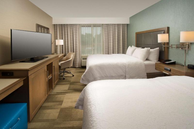 Queen Room with Two Queen Beds image 3