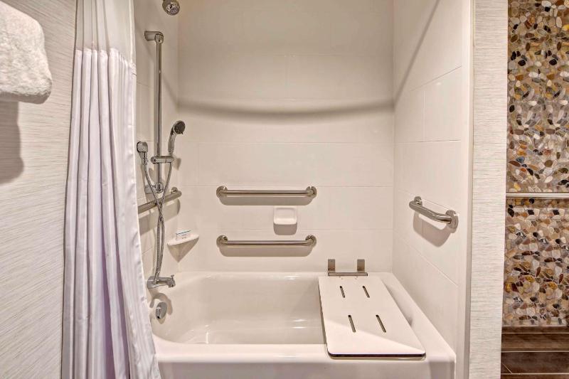 Queen Room with Two Queen Beds - Mobility Access image 2
