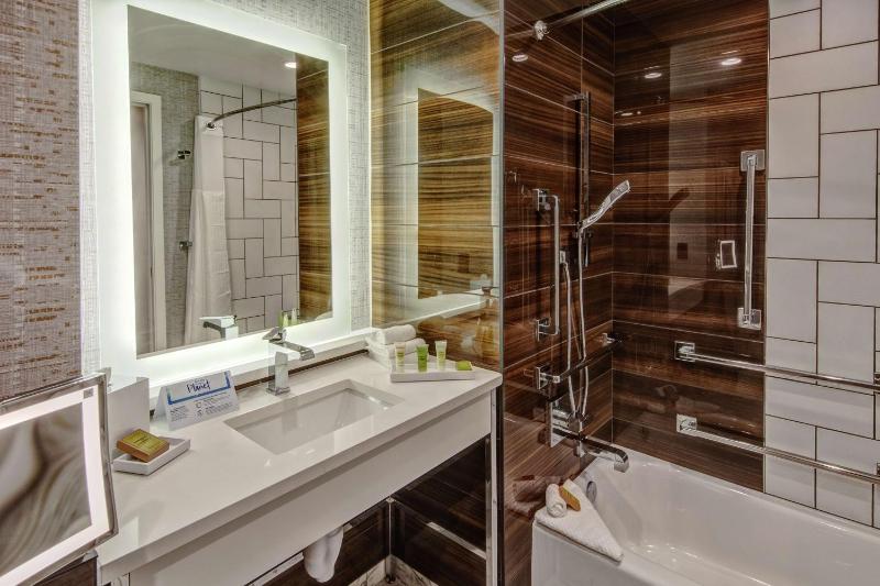 King Room with Mobility Accessible Tub image 2