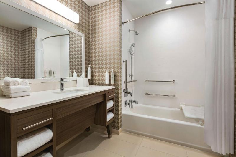 King Studio Suite with Accessible Tub - Mobility Access image 2