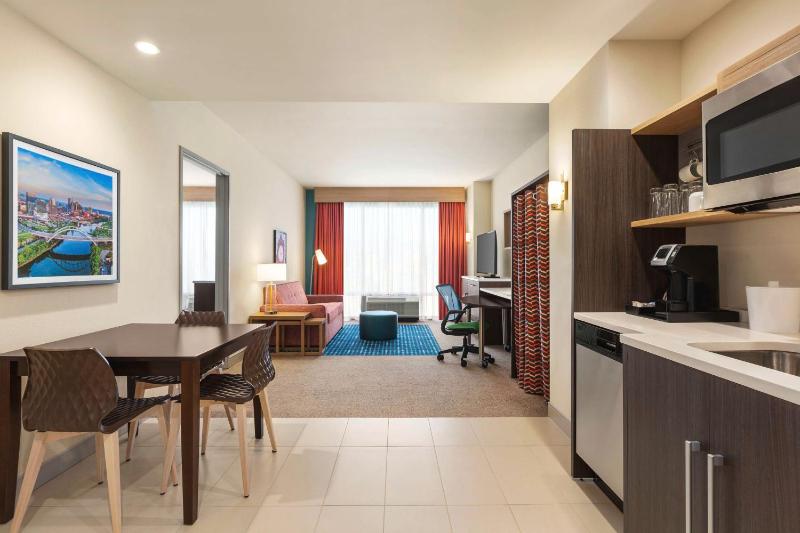 Queen Corner Studio Suite with Two Queen Beds image 4