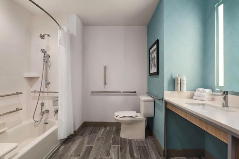 King Room with Bath Tub - Mobility Access image 2