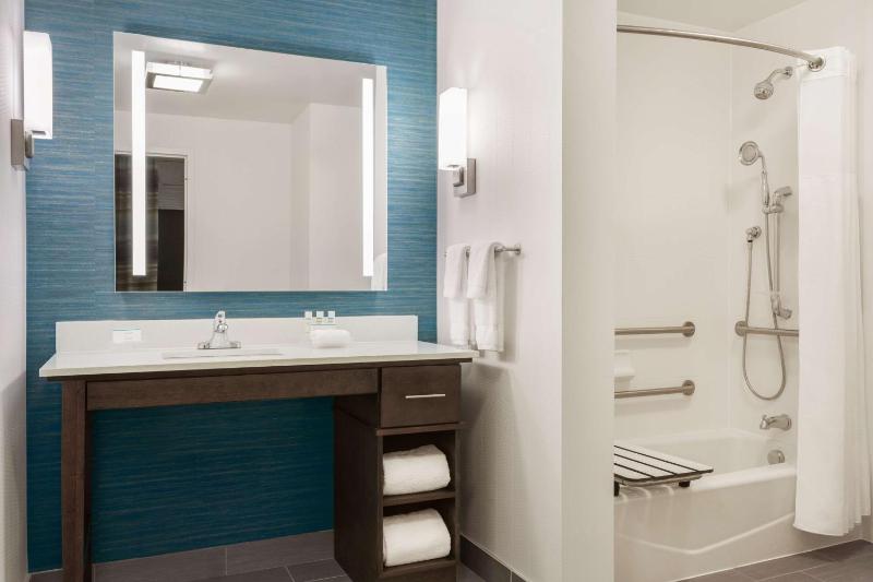 King Suite with Accessible Tub - Mobility Access/Non-Smoking image 2