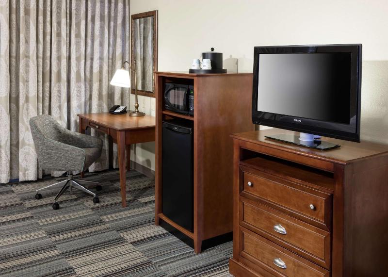 Deluxe Queen Room with Two Queen Beds - Non-Smoking image 3