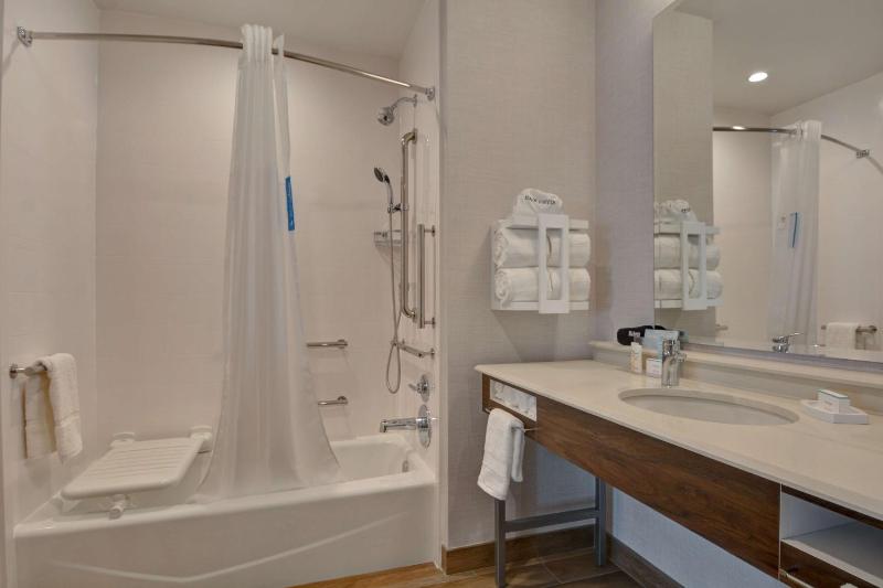 Queen Room with Two Queen Beds - Mobility Accessible image 2