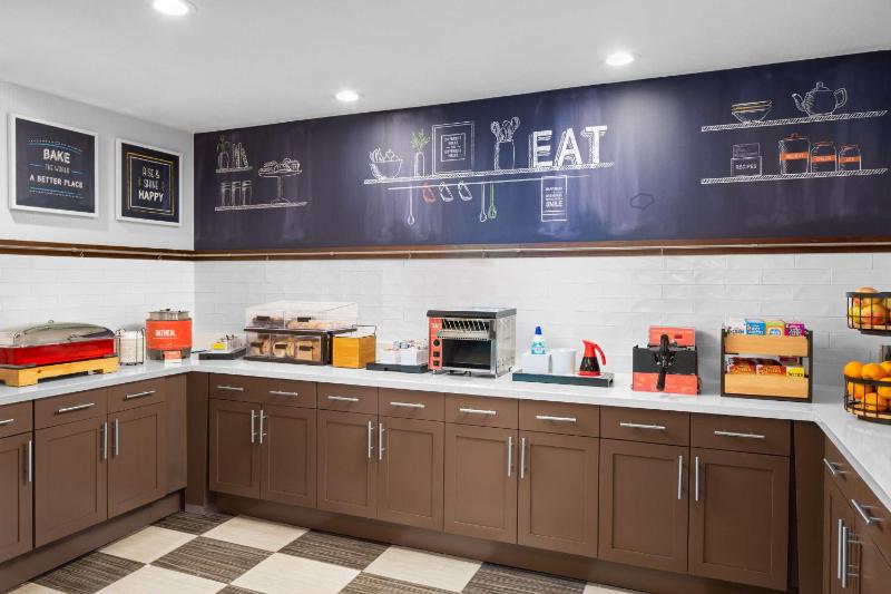 Hampton Inn Phoenix-Biltmore - image 2