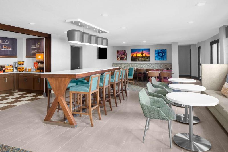Hampton Inn Phoenix-Biltmore - image 23