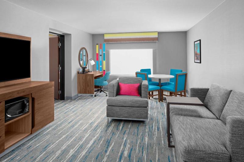 Hampton Inn Phoenix-Biltmore - image 20
