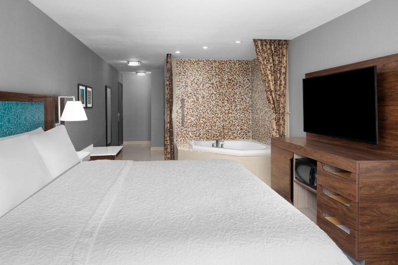 Hampton Inn Phoenix-Biltmore - image 14