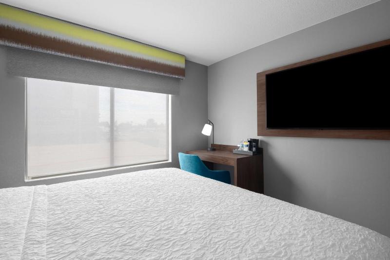 Small King Room - Non-Smoking image 3