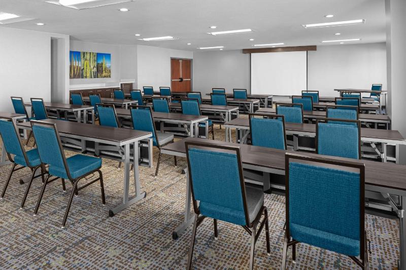 Hampton Inn Phoenix-Biltmore - image 29