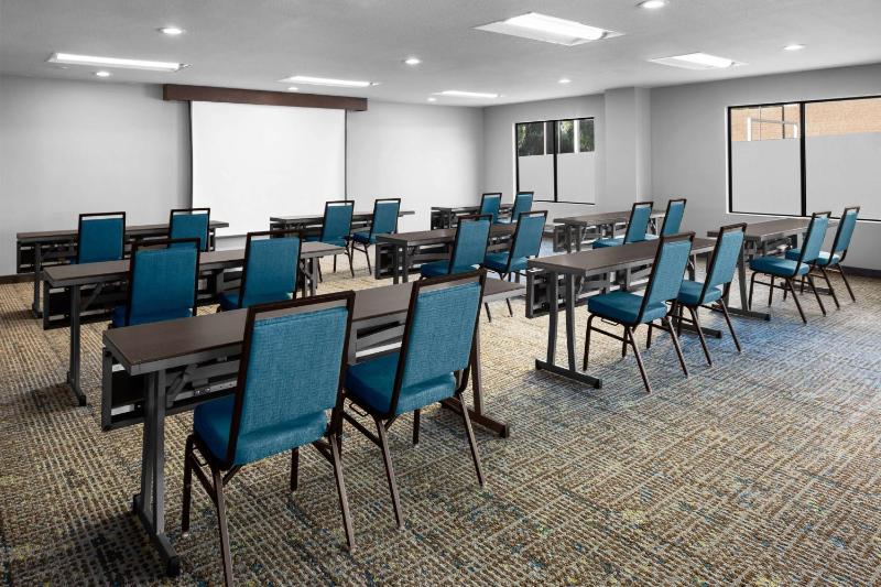 Hampton Inn Phoenix-Biltmore - image 17