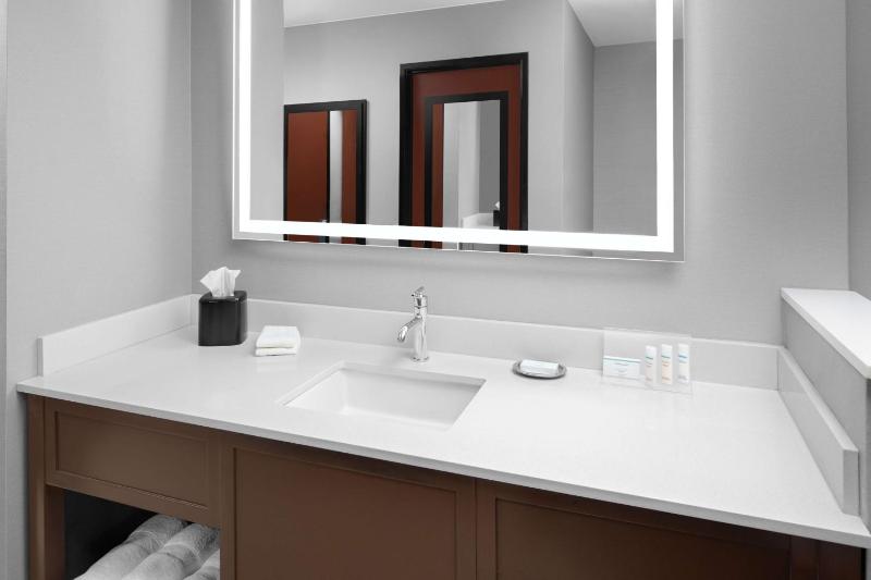 Hampton Inn Phoenix-Biltmore - image 6