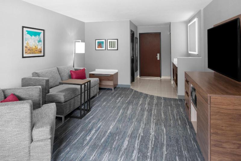 Hampton Inn Phoenix-Biltmore - image 11