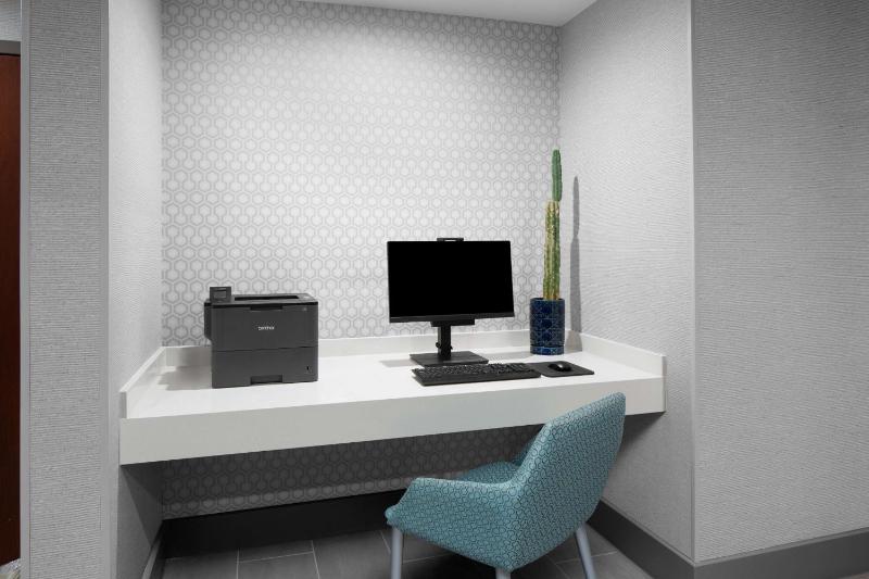 Hampton Inn Phoenix-Biltmore - image 8