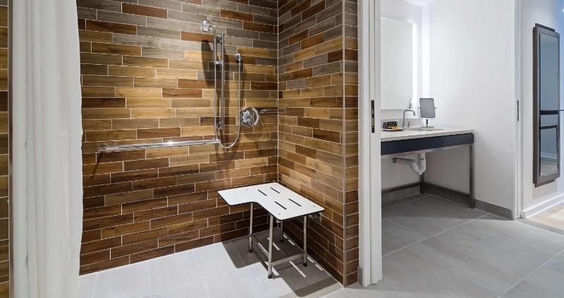 One-Bedroom King Suite with Roll-in Shower - Mobility Accessible image 3