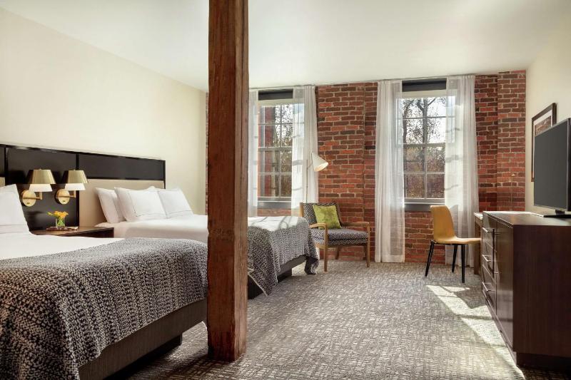 Queen Room with Two Queen Beds image 2