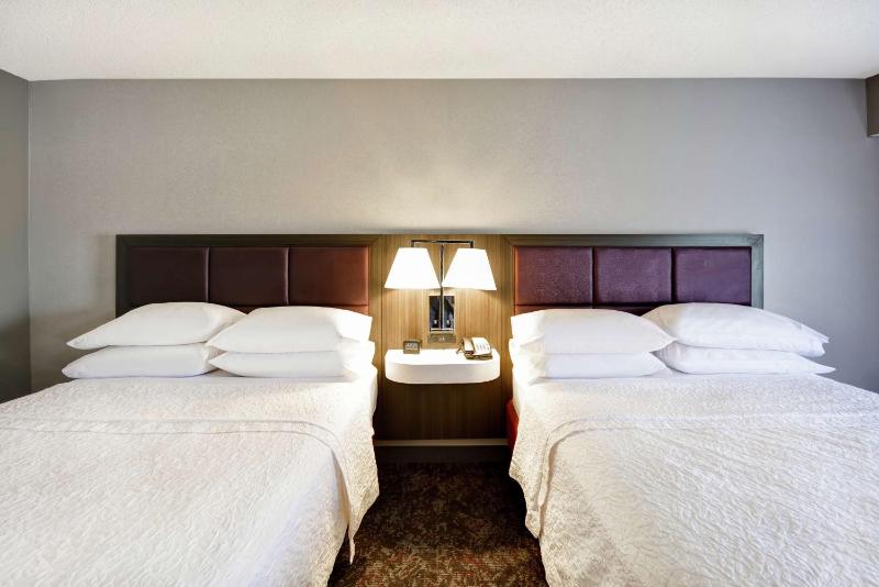Room with Two Queen Beds - Non-Smoking image 4