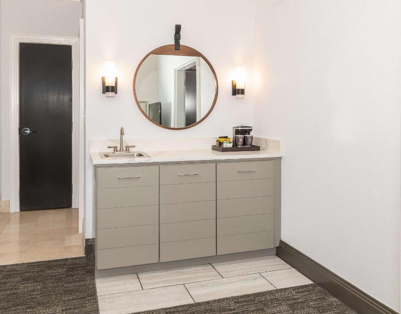 Executive Floor One Bedroom King Suite image 3