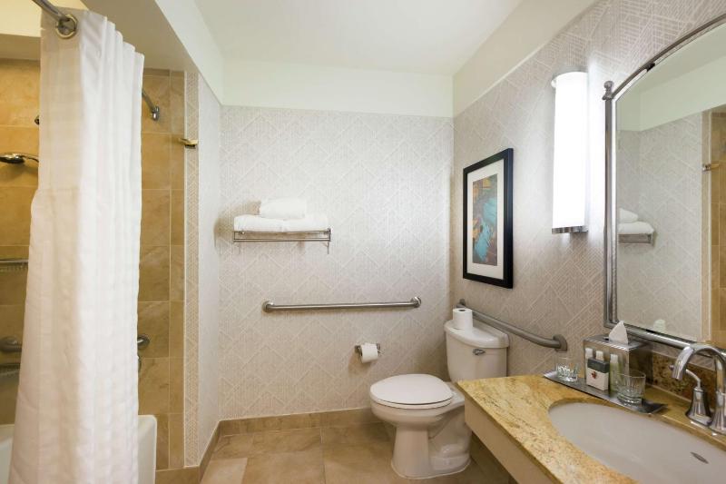 Queen Room with Bath Tub - Disability Access/Non-Smoking  image 2