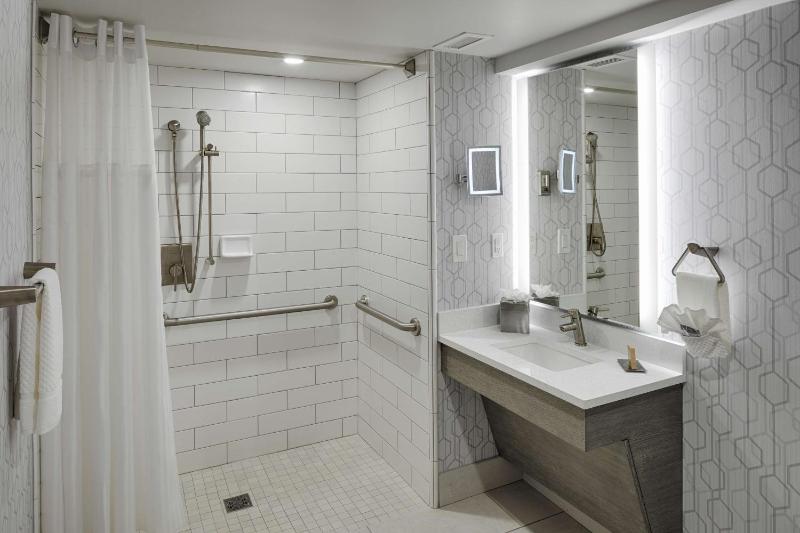 King Room with Roll-In Shower - Mobility and Hearing Access image 2