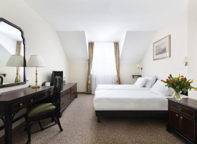 Twin Room image 3