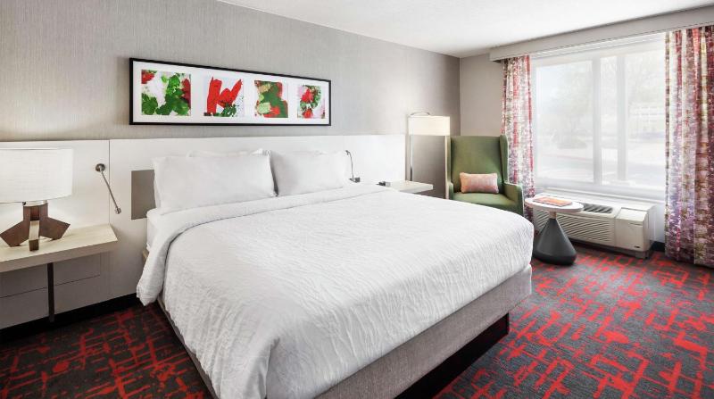 King Room with Microwave and Refrigerator image 3