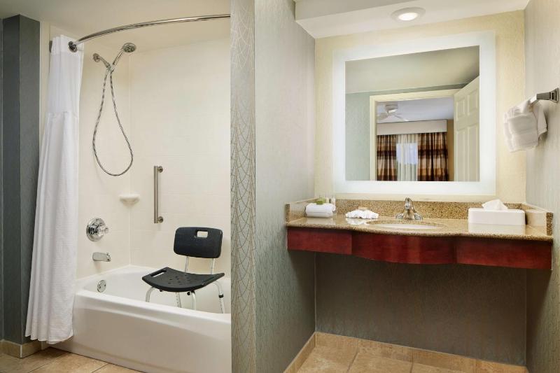 Queen Suite with Bath Tub - Mobility Accessible/Non-Smoking image 2