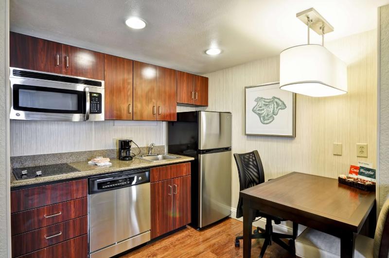 Two-Bedroom King Suite with Two Queen Beds and Two Baths - Non-Smoking image 4
