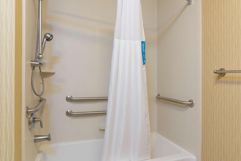 Queen Room with Bath Tub - Disability Access/Non-Smoking  image 3